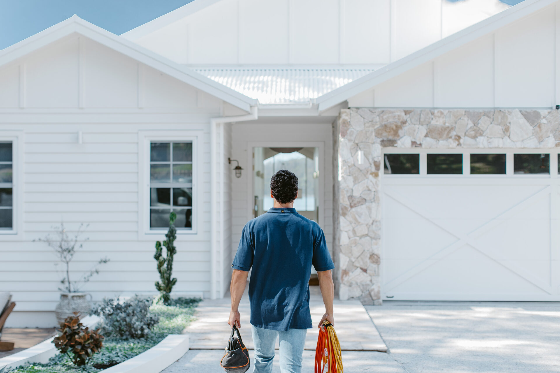 Floor sanding specialist arriving at Newcastle coastal home